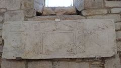 Restos dun sartego que se atoparon na igrexa de San Sadurni�o de Goi�ns en 1992