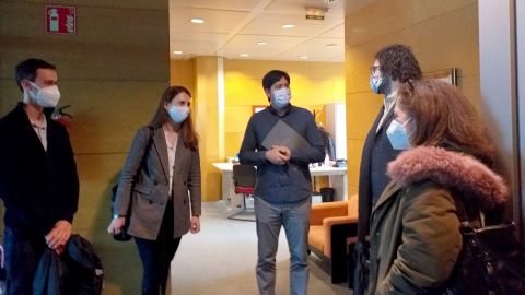 El consejero de Ciencia, Innovaci�n y Universidad, Borja S�nchez (en el centro), con los investigadores predoctorales 