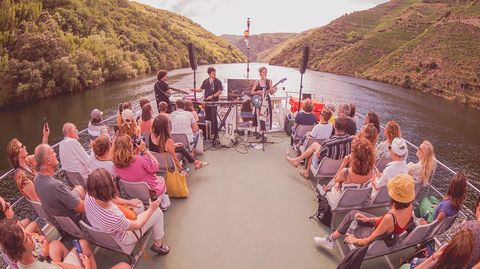 Actuacin musical en uno de los catamaranes de la ruta del can del Sil