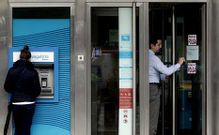 Un trabajador retirando una pegatina alusiva al paro.