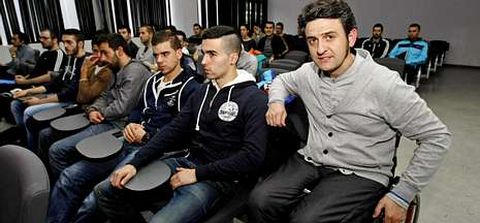 El piloto de motociclismo Isidre Esteve participa en un curso sobre movilidad reducida.