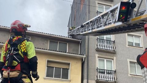 Efectivos de los servicios de emergencias de Nar�n aseguran la fachada de un edificio tras un desprendimiento causado por la borrasca Nils.