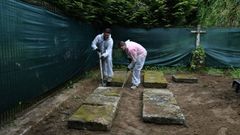 Trabajos de exhumaci�n de los restos de monjas que permanec�an enterrados en el antiguo convento de Santa Clara, en Pontevedra