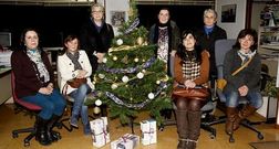 Maite Prieto, Eva Lema, Matilde Anido, Mar�a Vila, Laura de la Cruz, Mari Carmen Garc�a y Araceli Vila, junto al �rbol de Navidad de la Redacci�n de La Voz de Carballo.