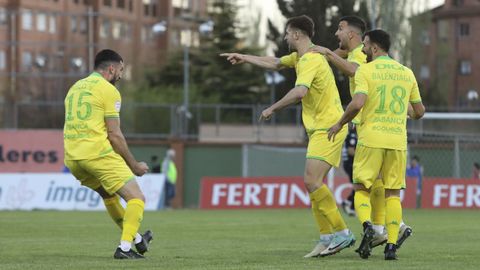 Los futbolistas del Deportivo festejan uno de sus goles en Teruel