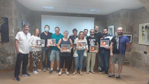 Foto de los ganadores con los organizadores del concurso