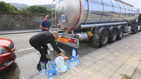 Cisterna para abastecer de agua potable a los viveirenses que estuvo aparcada en Covas
