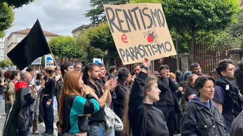 M�s de un millar de personas se han movilizado este s�bado en Santiado por la crisis de la vivienda.