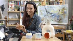 Beatriz Seijo, en su estudio de arte de la avenida da Liberdade, donde cuenta con su propia galer�a y una escuela de pintura, dibujo y cer�mica. La premiada artista nacida en Fene lleva 9 a�os dando clases en Santiago y aqu� ha visto crecer a muchos ni�os tanto en altura como a nivel creativo. Licenciada en Bellas Artes y premio extraordinario de la EASD Pablo Picasso, afirma, por experiencia, que como mejor se aprende el oficio es a trav�s de la formaci�n no reglada y no en una facultad.