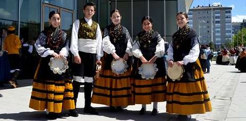 El grupo Pedresqueiras, de la asociacin cultural Adro, gan un segundo premio en el concurso corus.