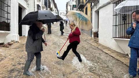 Vecinos achicando agua en la calles de Grazalema