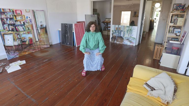 La artista Mar�a Meijide, en su casa-taller de O Toural