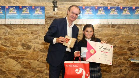 Recolle Xiana Casti�eira Buitur�n, alumna do colexio Manuela Rial Mouzo (Cee). Primeiro premio. Entrega Xos� Lu�s Vilela, director de La Voz