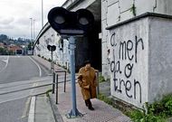 La plaza de Os Praceres est� cortada por la mitad a trav�s de la v�a del ferrocarril.