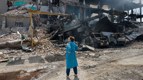 Una mujer en una f�brica destruida en Donetsk.