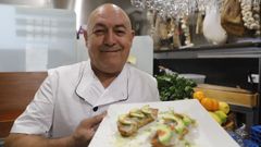 Jos� Antonio Rodr�guez P�rez, conocido como Pepe Callos, con su pincho, al que ha denominado Fume de mar