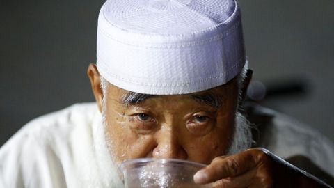 Un fiel musulm�n bebe en la mezquita Niujie de Pek�n, durante el mes del Ramad�n