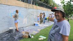 Gerardo Rodr�guez, durante la elaboraci�n del mural del Malec�n en el 2018