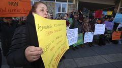 Concentraci�n de familias contra el cierre del centro de educaci�n especial de Aspaber