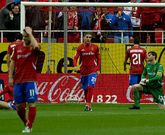 Los jugadores ma�os se lamentan durante el partido en Sevilla, donde fueron goleados.