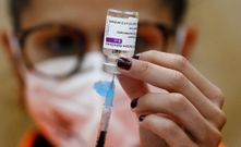 Vacunaci�n masiva contra el covid-19 en el Ifevi de Vigo. En la fotograf�a un vial de la vacuna AstraZeneca. 15/04/2021