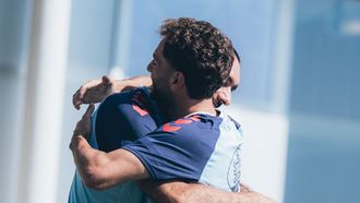 Borja Iglesias abraza a Javi Rueda en la vuelta del compostelano a los entrenamientos con el Celta.