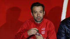 Adri�n V�zquez, en el banquillo del Negreira en el partido ante la Real Sociedad
