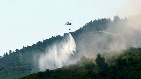 Un helic�ptero trabajando en las tareas de extinci�n del fuego de Ribas de Sil esta tarde