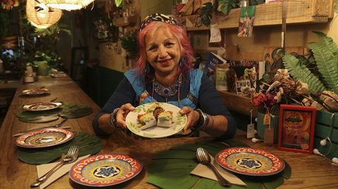 Shanta Ranee muestra el wrap que hace Green House para A Veggie Volta, una explosión de textura y sabores con forma de tortilla de tapioca rellena de garbanzos y boniato, acompañado de espinacas frescas, col lombarda y zanahoria encurtida. Y tres salsas al gusto: tomate con cebolla morada, maíz dulce y comino o wasabi con manzana.