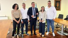 Iago Toba, con su equipo de gobierno, el d�a de la investidura