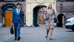 Sigrid Kaag y Rob Jetten, representantes del partido D66, llegando a La Haya para reunirse con Mari�tte Hamer