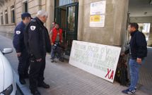 Los dos mariscadores carrilexos portaron una pancarta con sus reivindicaciones. 