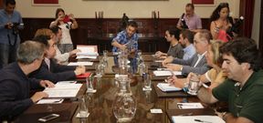 <span lang= es-es >El encuentro</span>. Los socialistas Isidro Fr�as, de espaldas, y Manuel Dapena; Benedicto �lvarez, asesor de la Marea; el alcalde Xulio Ferreiro, en el centro; Avia Veira y David Pena, edila y asesor del BNG; y los ediles del PP Miguel Lorenzo, Rosa Gallego y Mart�n Fern�ndez. 