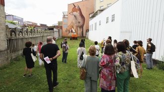 Ruta guiada por los murales de Carballo.