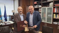 Jos� Antonio Quiroga, presidente de la Confederaci�n Hidrogr�fica del Mi�o-Sil, y Horacio Gil, alcalde de Arbo, durante la firma del convenio.