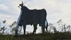 El toro de Osborne de Coir�s, decapitado por el viento. 