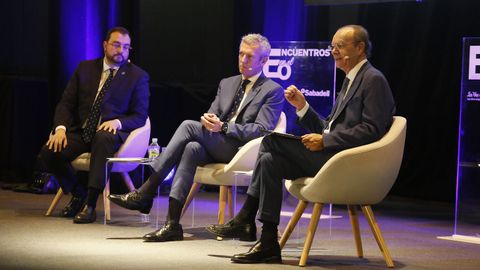 Los presidentes de Asturias y Galicia y el director de La Voz de Galicia durante el foro