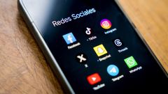 Un tel�fono m�vil con varias aplicaciones de redes sociales instaladas.