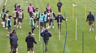 Claudio dirigiendo un entrenamiento en la ciudad deportiva de Mos