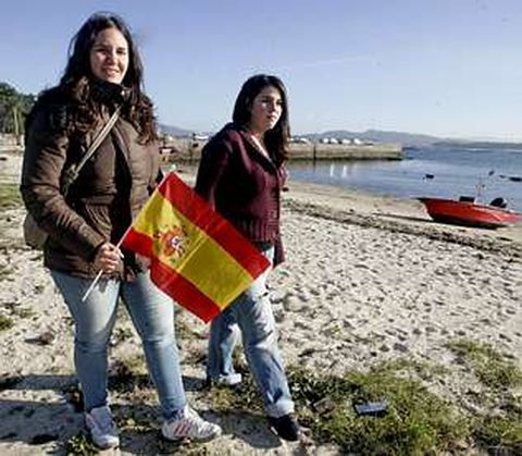 Ariana, a la derecha, lucha para obtener la nacionalidad espaola; su hermana Alicia ya la tiene.