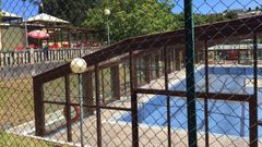 Instalaciones de la piscina municipal de Ma��n, en O Barqueiro