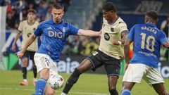 El centrocampista del Oviedo Leander Dendoncker pelea un baln con Marcus Rashford, del Barcelona