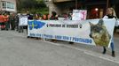 Activistas en defensa del lobo se manifiestan junto a una batida en Illas