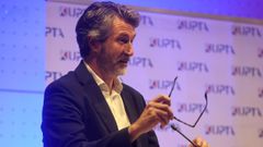 El alcalde de Vilagarc�a, Alberto Varela, apunta que uno de los prop�sitos de su gesti�n es solucionar las carencias en materia de servicios b�sicos