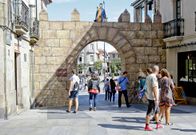 El montaje de la Feira Franca (en la imagen la Puerta de Trabancas) est� muy avanzado. 