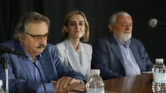 Jos Otero,  esquerda, presentando un libro en Foz