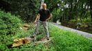 Enrique muestra restos de uno de los �rboles ca�dos en la carretera de Cecebre.