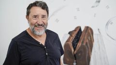 Jos� Manuel Solla en su consulta de la Cl�nica Kalma de Allariz