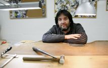 Luis Gonz�lez en el taller de Ardentia, situado en Bergondo. 