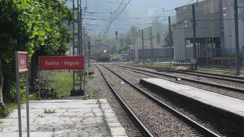 Estaci�n de Tudela Vegu�n, donde hay que acceder a los coches del tren atravesando las v�as